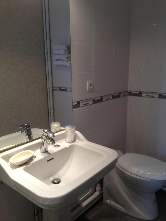 Hotel La Tour D'Auvergne Pont-lʼAbbé الغرفة الصورة